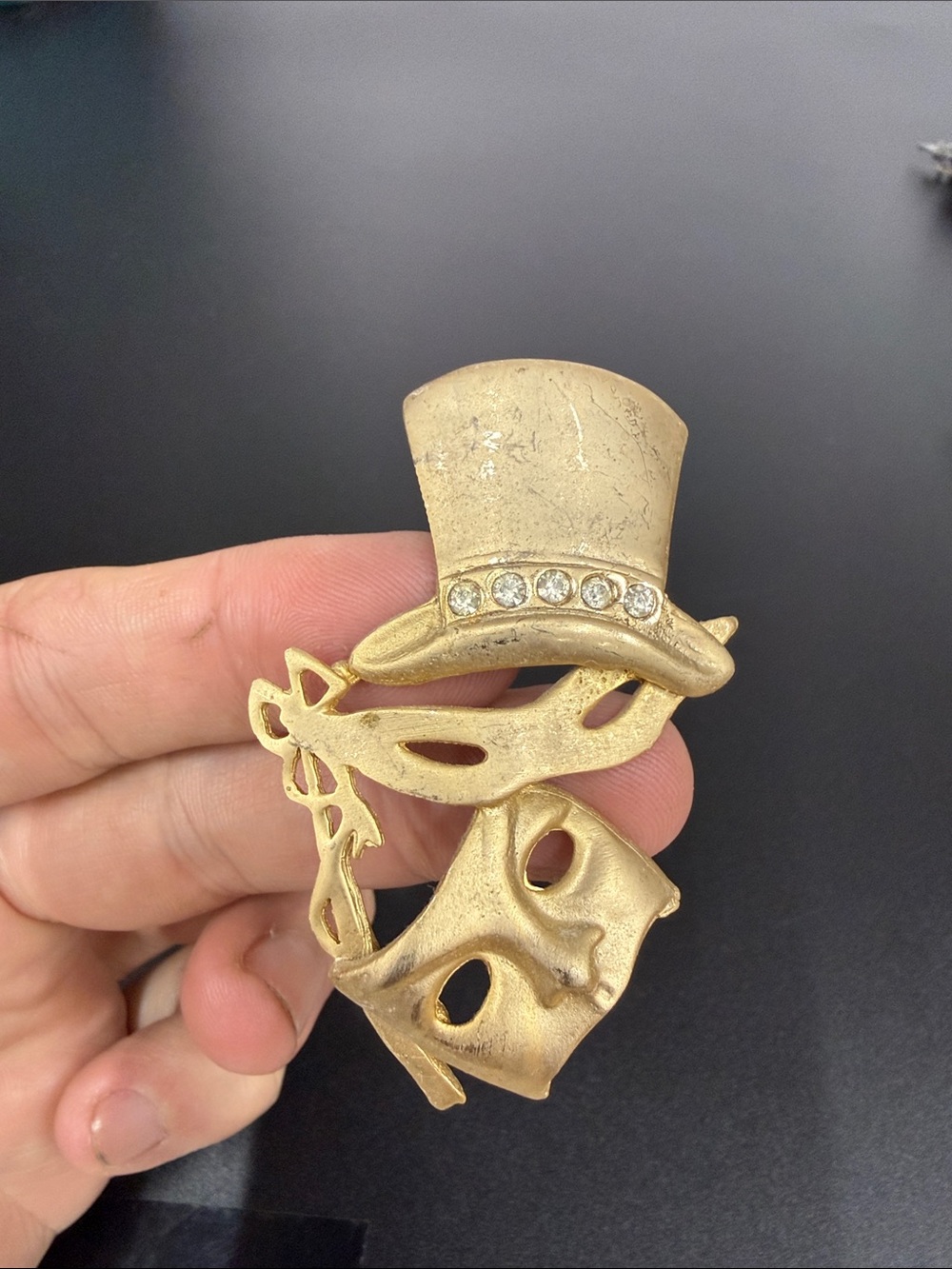 Gold Theatrical Mask Brooch with Top Hat - Elegant Costume Jewelry